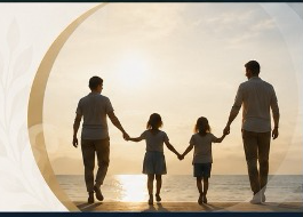 Familia caminando tomada de las manos frente al mar
